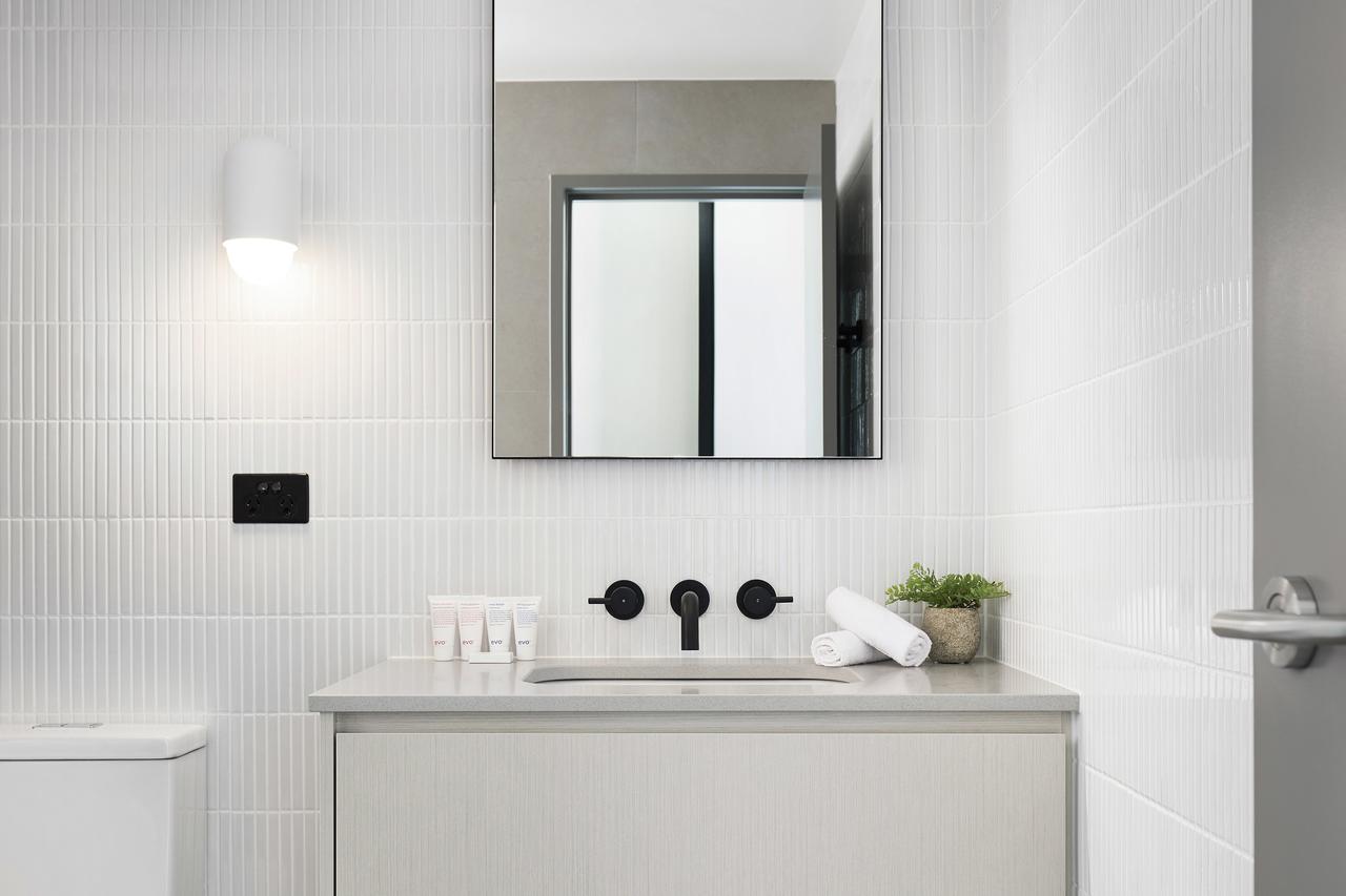 더 첸 멜버른 - 아트 시리즈 박스 힐 외부 사진 Bathroom with white subway tiles