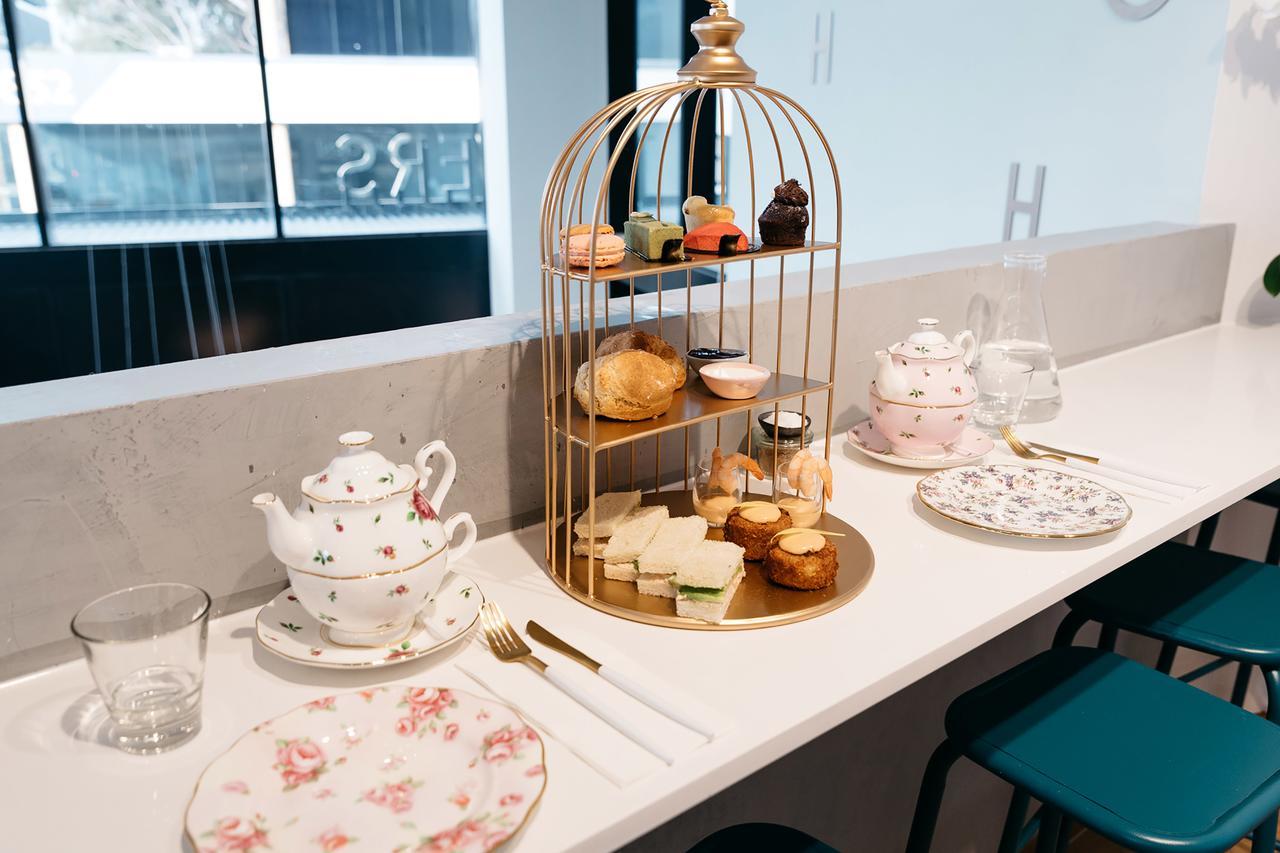 더 첸 멜버른 - 아트 시리즈 박스 힐 외부 사진 Afternoon tea at the British Airways Galleries lounge at London Heathrow Airport